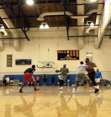 Kyrie et Melo montrent maillot basket nba Minnesota Timberwolves